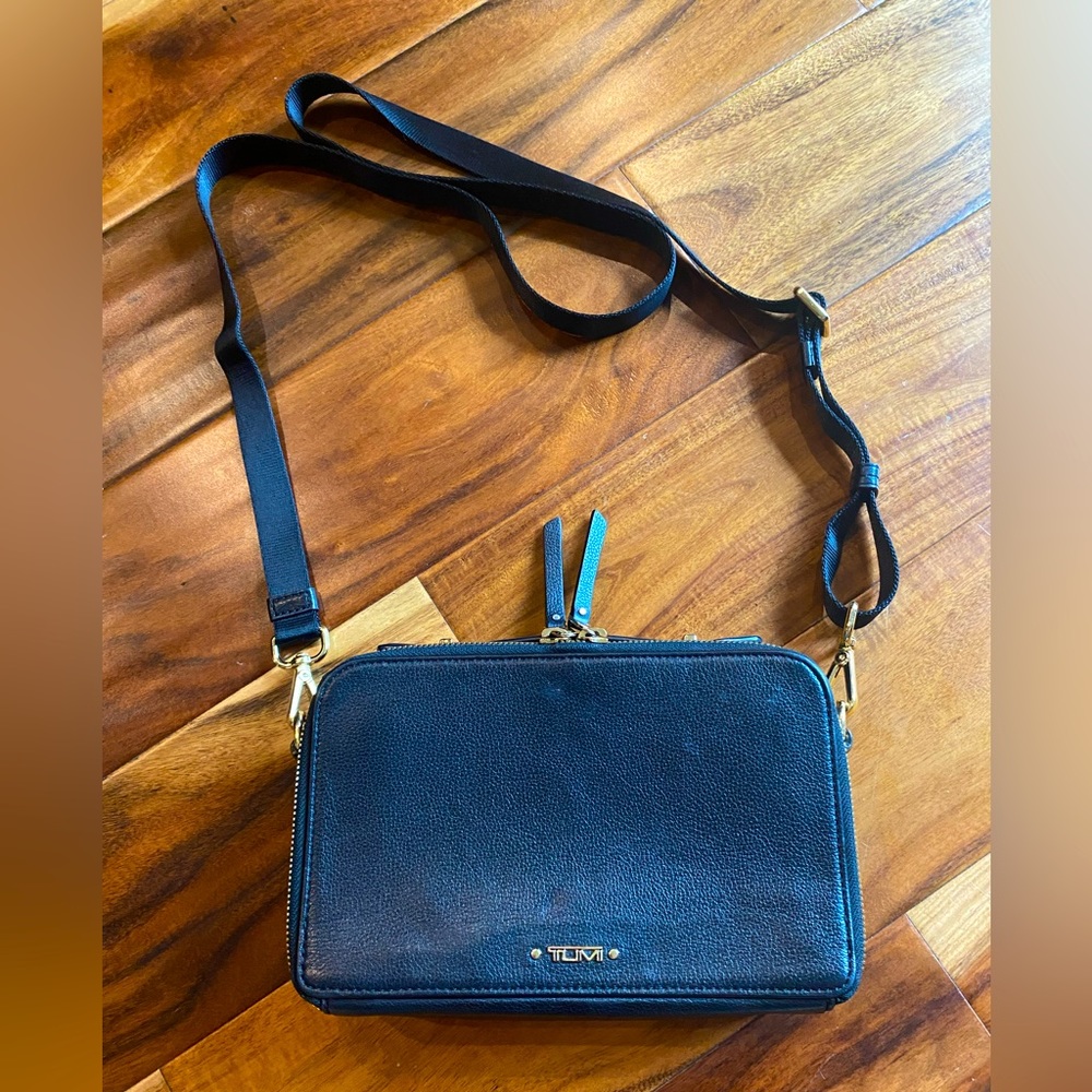 Authentic Tumi Pebbled Black Leather Wallet Bag with Removable Strap